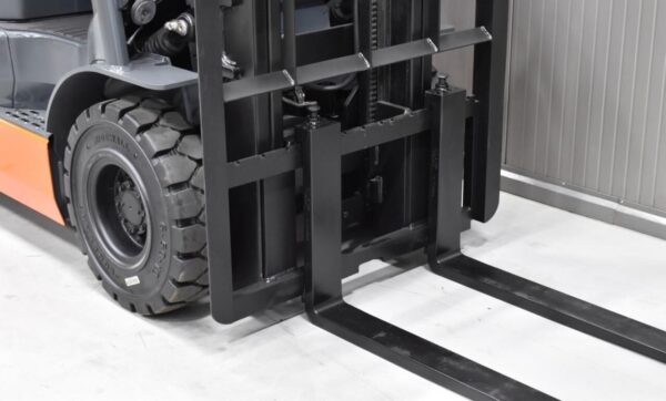 Toyota 02-8FD15 diesel forklift - Image 4