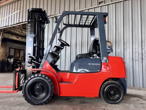 Used 2005 Toyota Industrial Equipment Forklifts 7FGU25