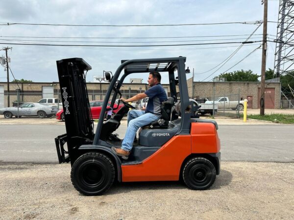 Used 2010 Toyota Industrial Equipment Forklifts 8FGU25 - Image 2