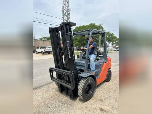 Used 2010 Toyota Industrial Equipment Forklifts 8FGU25 - Image 4