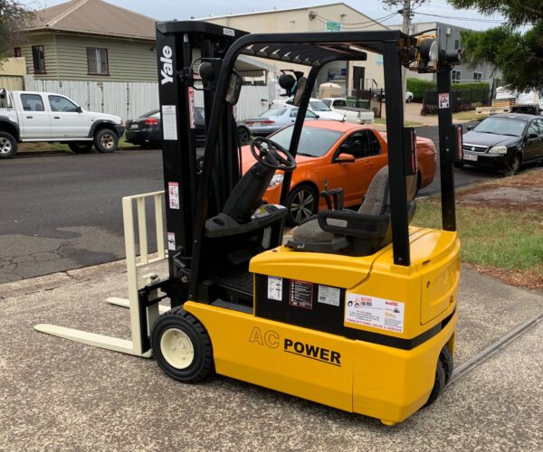 Yale ERP030 3 Wheel Electric Forklift - Image 2