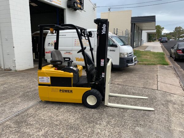 Yale ERP030 3 Wheel Electric Forklift - Image 4